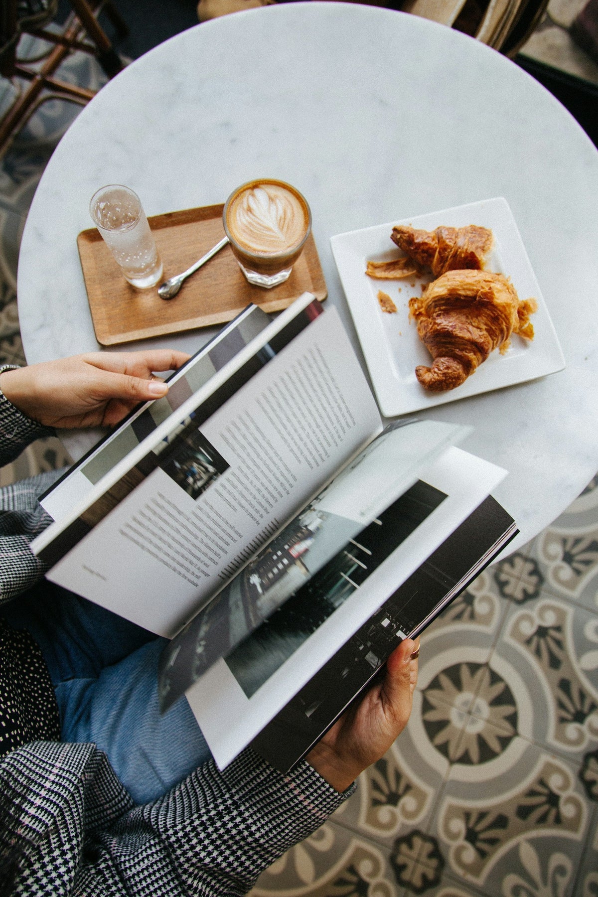 Herrparfym för vardagen: kaffe, croissant och en tidning till frukost